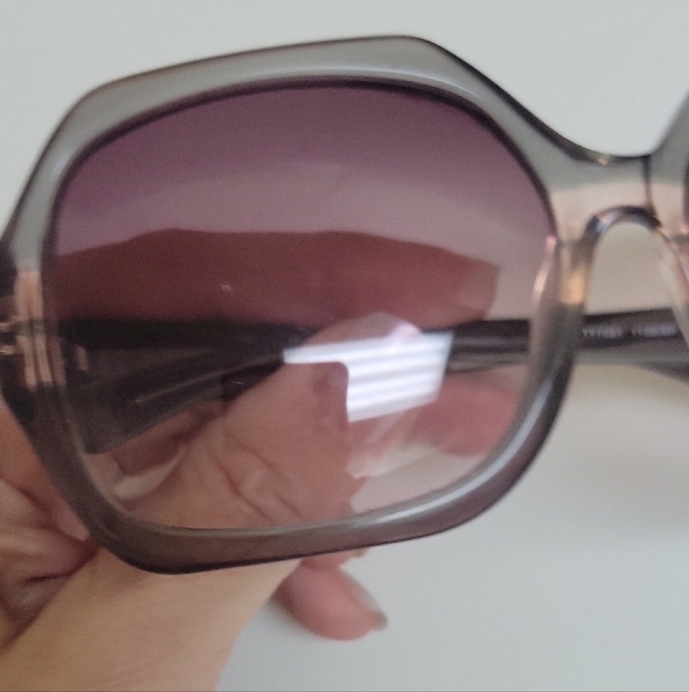 Tory Burch Gray Sunglasses No Callouts - Picture 10 of 12